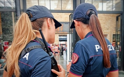 Paura sul treno, punteruolo alla gola per rubargli il telefono: arrestato dopo la fuga