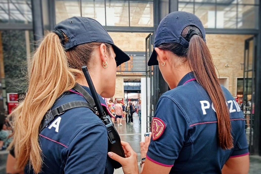 Paura sul treno, punteruolo alla gola per rubargli il telefono: arrestato dopo la fuga