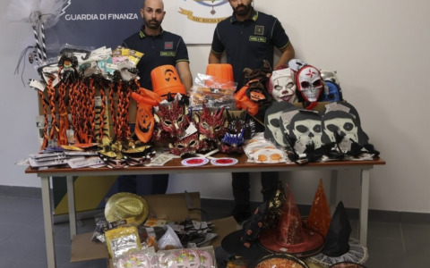 Poggibonsi (Siena), maxi sequestro di articoli di Halloween
