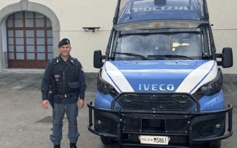Poliziotto fuori servizio salva la vita ad uomo colpito da malore in strada