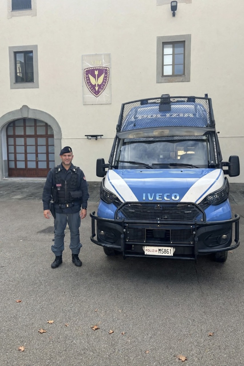 Poliziotto fuori servizio salva la vita ad uomo colpito da malore in strada