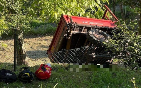 Prende il trattore di notte per un gioco con gli amici e si ribalta: muore 15enne