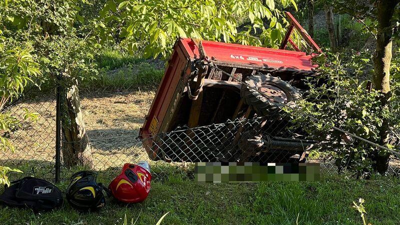 Prende il trattore di notte per un gioco con gli amici e si ribalta: muore 15enne