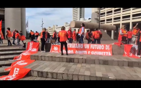 Presidio dei sindacati davanti alla sede della Regione per dire basta alle morti nei cantieri