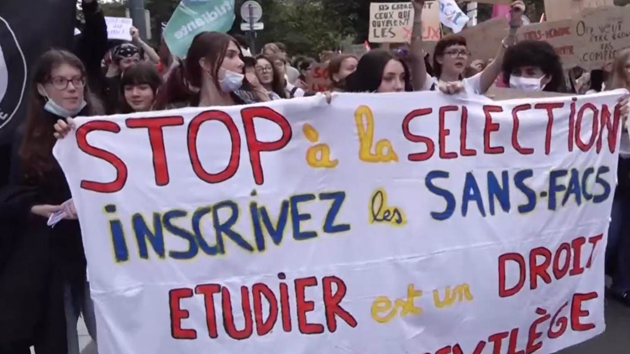 Prosegue anche l’ondata di proteste in Francia: 500 scuole rimangono chiuse, mille fermi