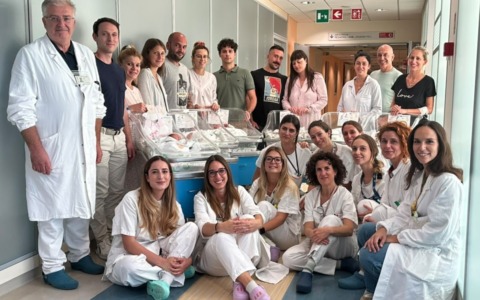 Sette nascite in dodici ore: notte piena di emozioni e sfide all’ospedale di Massa