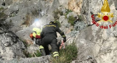 Si stacca un masso, feriti due scalatori