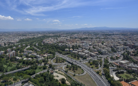 Smottamento del terreno, si transita su una sola corsia su via del Foro Italico