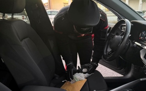 Sorpreso con 25 dosi di cocaina, arrestato un 21enne