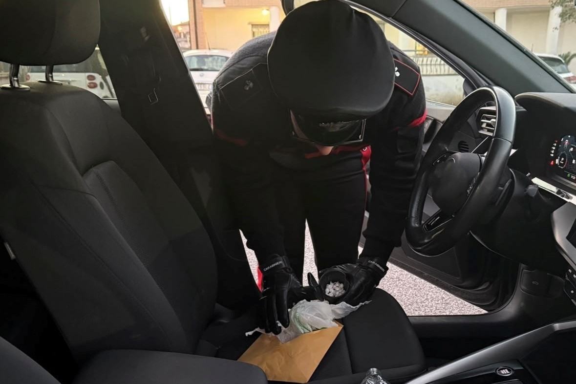 Sorpreso con 25 dosi di cocaina, arrestato un 21enne