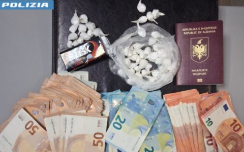 Spacciatore aggredisce poliziotta, arrestato