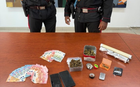 Spacciava nel suo albergo, arrestato
