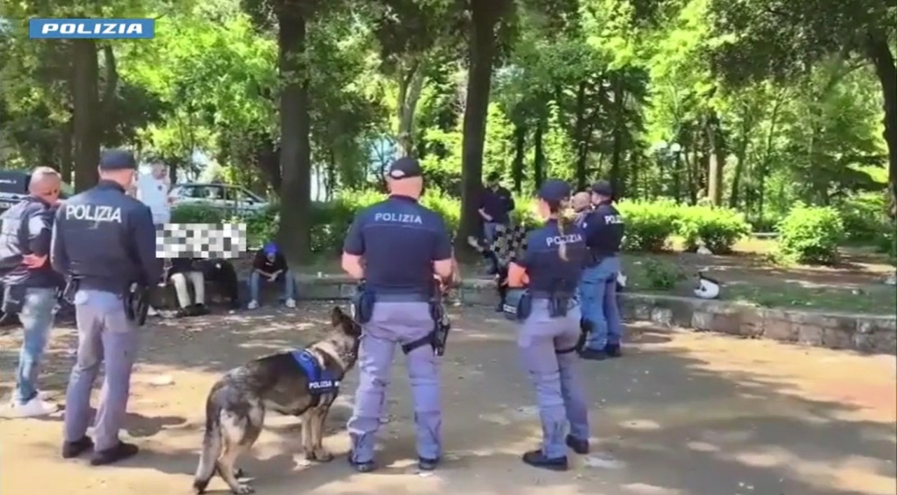 Spaccio tra le strade di Firenze, due arresti: in casa droga e oltre 5mila euro