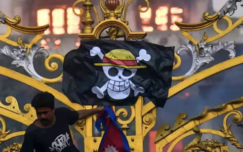 Sventolano bandiere con falce e martello e Jolly Roger