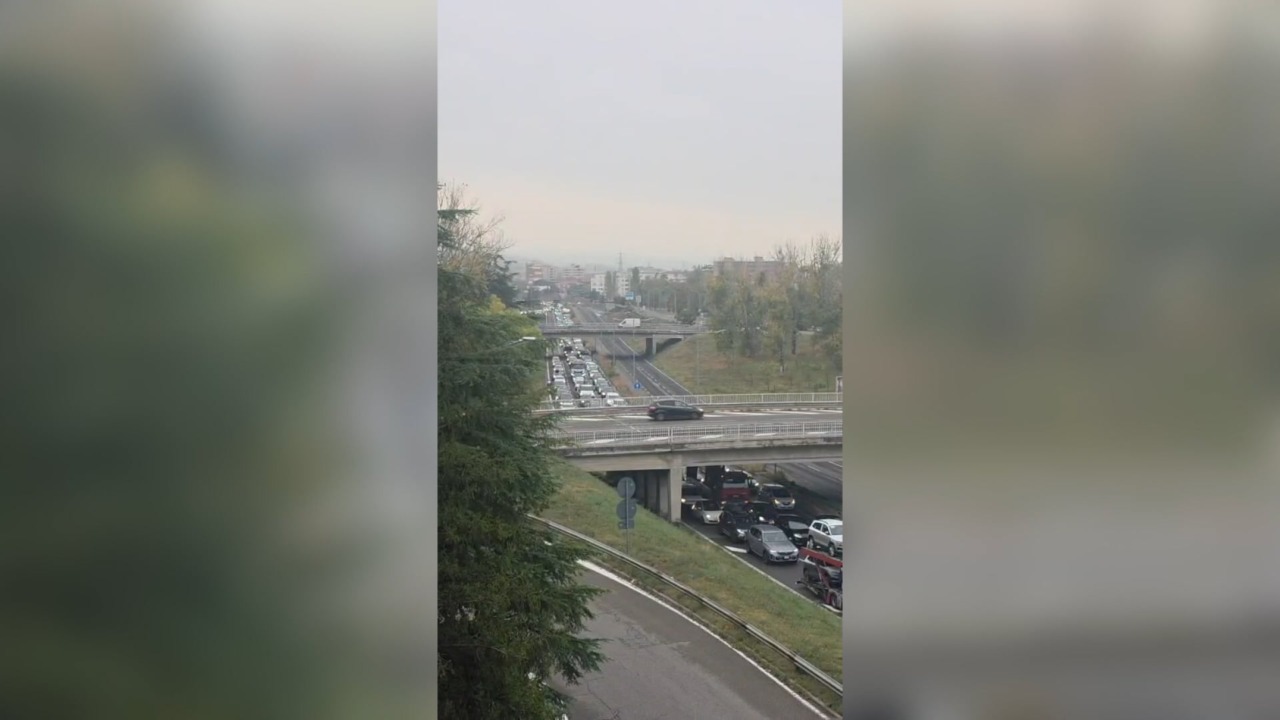 Tram: rallentamenti su viale Pertini e maxi code all’incrocio del Maggiore