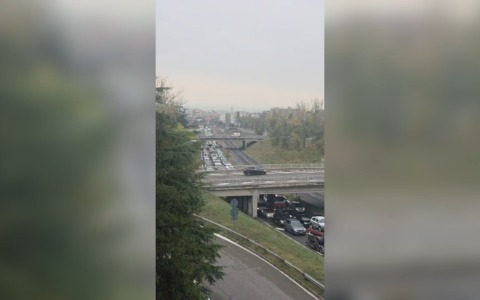 Tram: rallentamenti su viale Pertini e maxi code all’incrocio del Maggiore