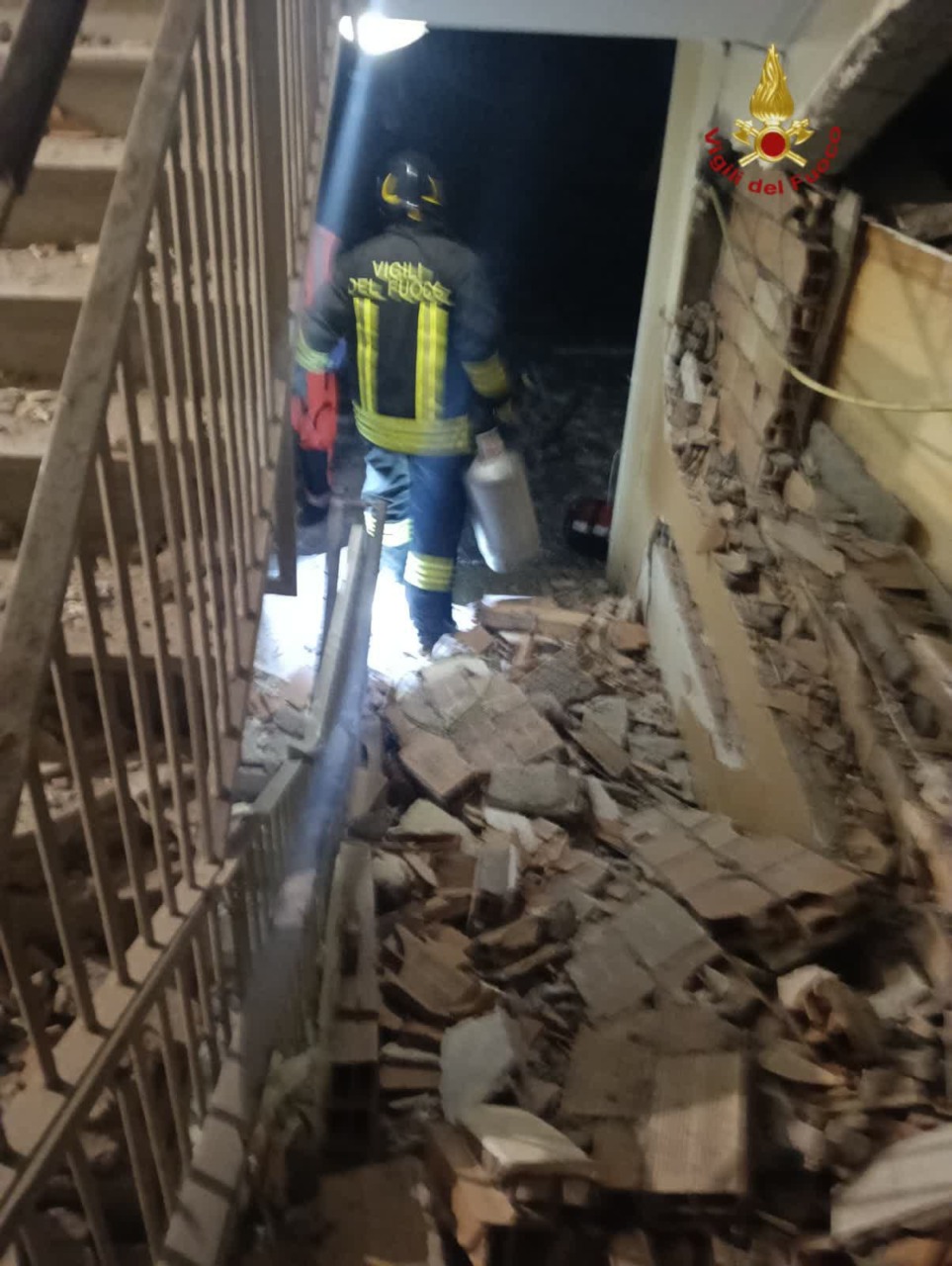 Un altro attentato, bomba esplode davanti al portone delle case popolari ad Ostia. Due feriti