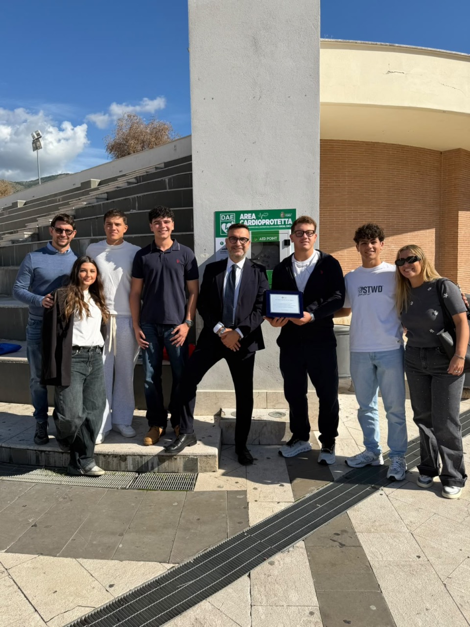 Un nuovo defibrillatore in piazza De Gasperi