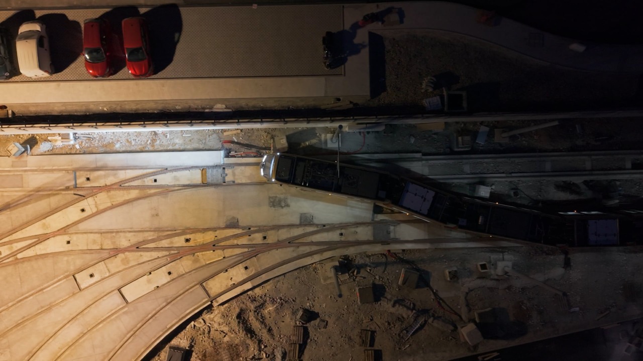 Un serpentone maestoso e itinerante: ecco il video del tram dall’alto