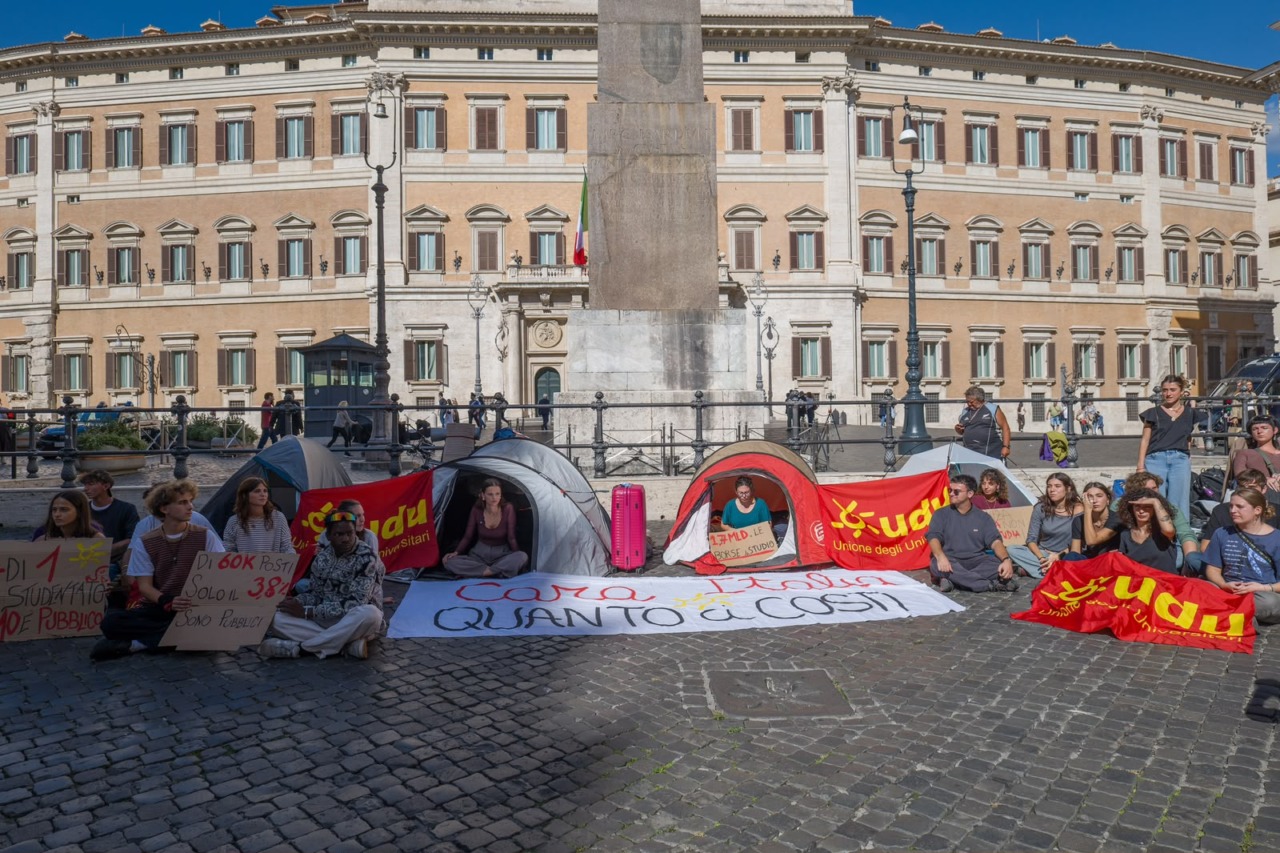 Università, protesta degli studenti a Montecitorio contro il caro-affitti. Landini in piazza