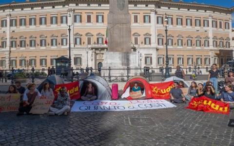 Università, protesta degli studenti a Montecitorio contro il caro-affitti. Landini in piazza