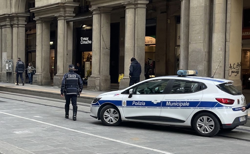 Usano il passeggino del figlio per nascondere la refurtiva, tra cui alcuni coltelli