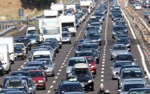 Valdarno, tamponamento tra tir: maxi coda sull’A1