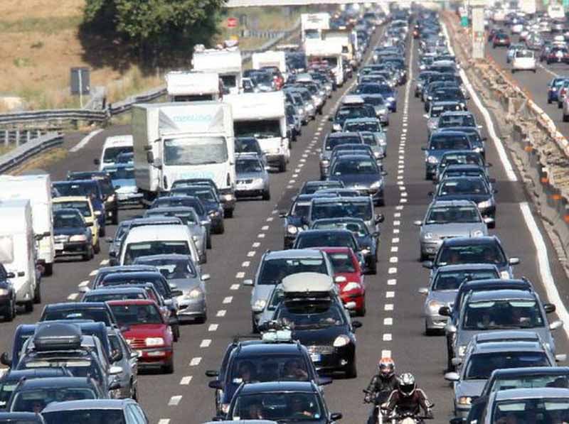 Valdarno, tamponamento tra tir: maxi coda sull’A1
