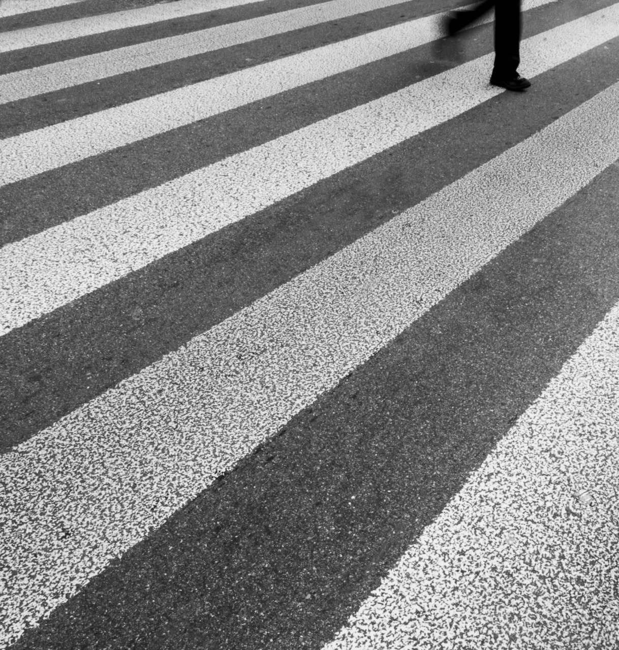 Valenza, cancellati gli attraversamenti pedonali in piazza Gramsci