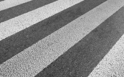 Valenza, cancellati gli attraversamenti pedonali in piazza Gramsci