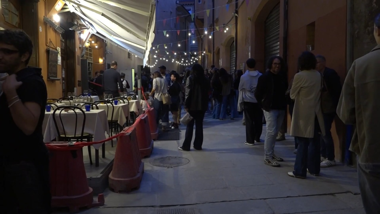 Vicolo Alemagna in festa per la nuova pavimentazione