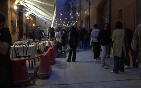 Vicolo Alemagna in festa per la nuova pavimentazione